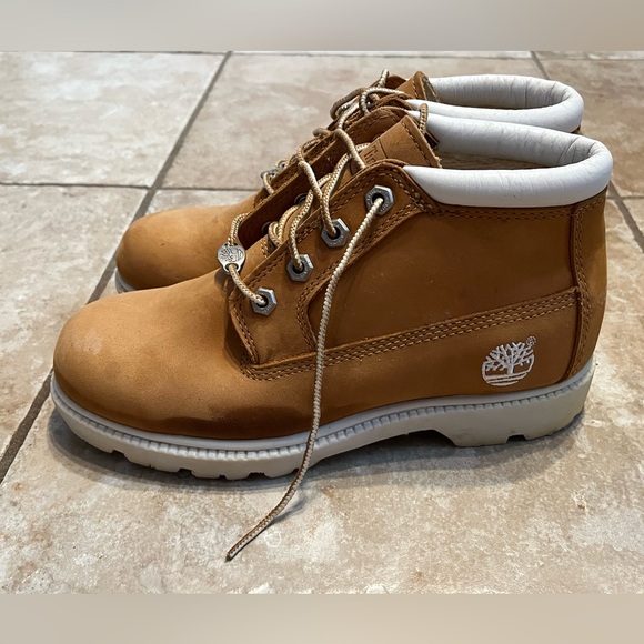 Women’s white trimmed Timberline boots - Picture 8 of 10